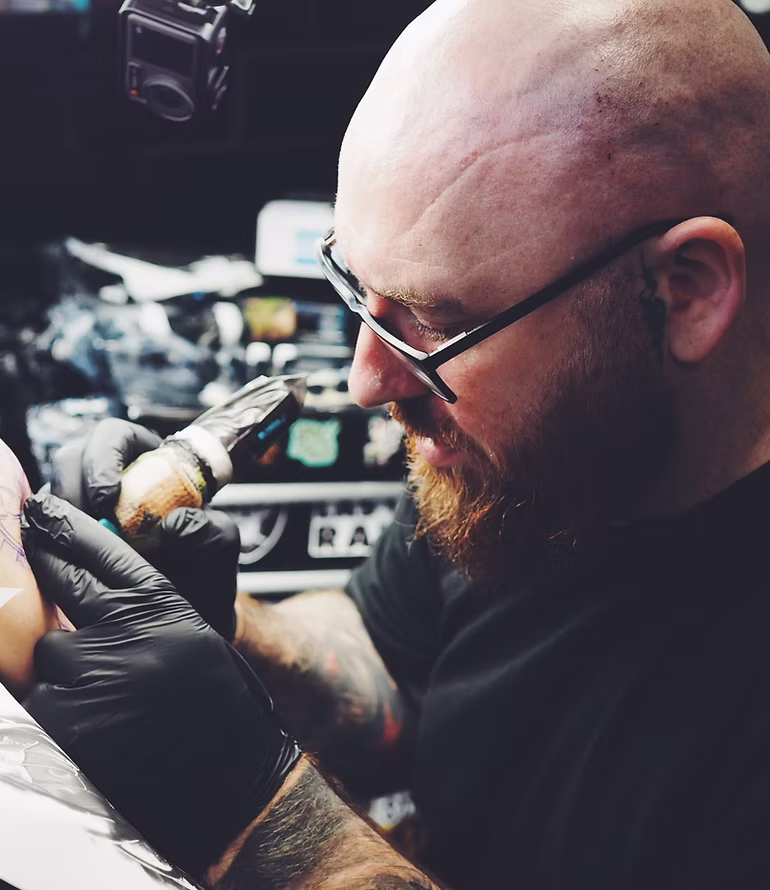chris Devereux tattooing at the viper pit